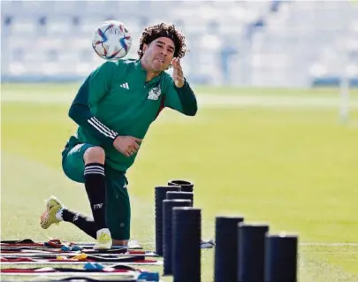  ?? EFE ?? kEl arquero Guillermo Ochoa es una de las figuras de México, que tiene complicado su pase a los octavos en Qatar.