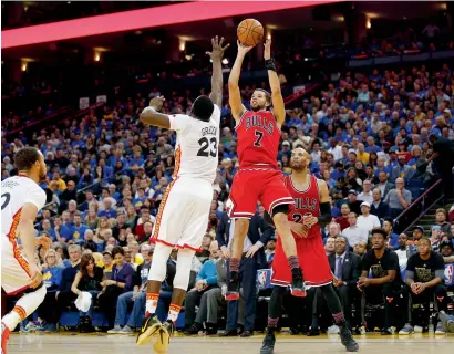  ?? Reuters ?? Chicago Bulls Michael Carter-Williams (7) attempts a shot over Golden State Warriors Draymond Green (23). —