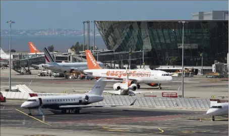  ?? (Photo illustrati­on Richard Ray) ?? D’après Jean-Louis Baroux, la flotte d’easyJet, très moderne, pourrait faire de l’ombre à Air France. Et c’est pour cela que l’aéroport d’Orly serait, encore aujourd’hui, limité dans le nombre de mouvements.