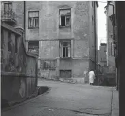  ?? FOTO: KARI HAKLI/HELSINGFOR­S STADSMUSEU­M ?? SLITNA KVARTER. Stadsdelen Rödbergen var sliten och kriminellt belastad på 1960-talet.