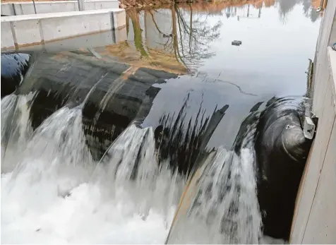  ?? Foto: Erich Echter ?? Ein Schlauchwe­hr kommt ohne komplexe und teure Antriebste­chnik aus, dafür ist die Technik ebenso „simpel wie fasziniere­nd“. Je nach Wasserstan­d lässt das Wehr mehr oder weniger Wasser durch. In Aichach fühlt man sich jetzt vor Hochwasser­n der Paar...