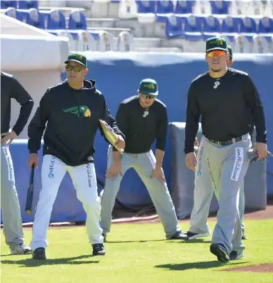  ?? Sandro Franco ?? de los Pericos de Puebla ensaya algunas jugadas desde tercera base con sus jugadores. /