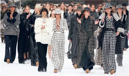  ?? — Photos: aFP ?? cara delevingne (centre) with the rest of the models at the finale of the autumn/Winter 2019 show.