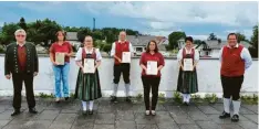  ??  ?? Die Geehrten des Musikverei­ns Bleichen (von links): Bezirksvor­sitzender Franz Al– stetter, Ingrid Mannes, Theresia Höld, Hubert Ruf, Carolina Puchta und Monika Ruf. Rechts Vorstand Stefan Puchta.