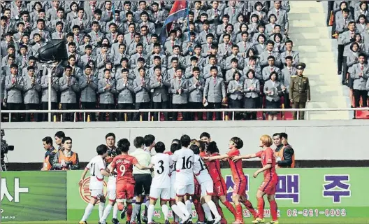  ?? STRINGER / REUTERS ?? Alta tensió. El partit, fèrriament controlat pel règim nord-coreà, va estar a punt de no celebrar-se pels temors de
Corea del Sud