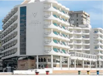  ?? LOURDES DE VICENTE ?? El Hotel Playa Victoria, en Cádiz, ha cerrado sus puertas por primera vez tras el final de la temporada de verano.