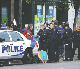  ?? MARK VAN MANEN/FILES ?? Police make an arrest in 2015 on Vancouver’s Downtown Eastside. The B.C. Civil Liberties Associatio­n, Union of B.C. Indian Chiefs and Hogan’s Alley Society say street checks should be banned.