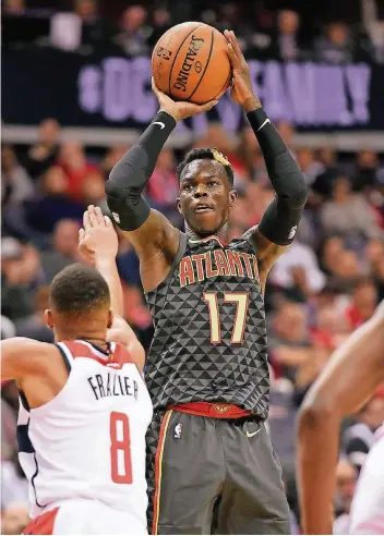  ?? FOTO: AP ?? Konzentrie­rter Abschluss: Dennis Schröder im Spiel der Atlanta Hawks gegen Washington und Tim Frazier.