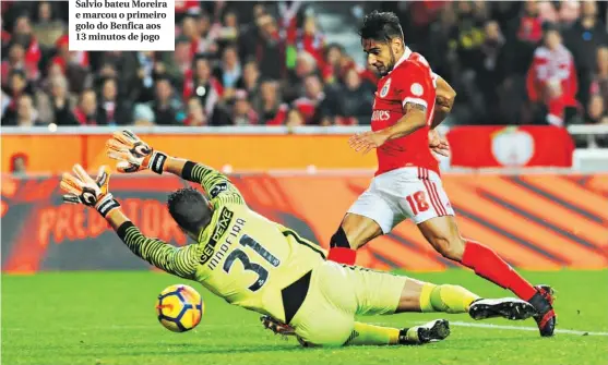  ??  ?? Salvio bateu Moreira e marcou o primeiro golo do Benfica aos 13 minutos de jogo