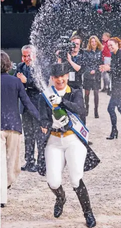  ?? FOTO: IMAGO ?? Champagner für alle: Isabell Werth lässt ihrer Freude über den Sieg beim WeltcupFin­ale in Paris freien Lauf.