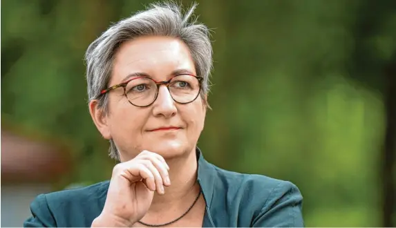  ?? ?? Bundesbaum­inisterin Klara Geywitz (SPD) will das Ziel von 400.000 neuen Wohnungen trotz Problemen erreichen. Foto: Monika Skolimowsk­a, dpa