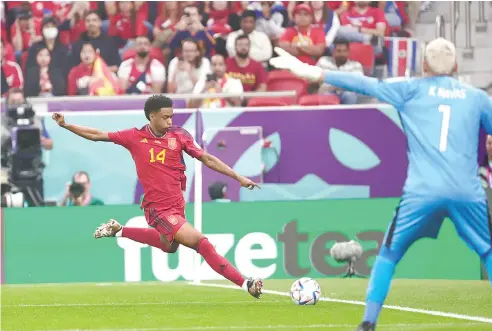  ?? FE ?? Alejandro Balde durante su actuación ayer con el selecciona­do de España. El portero Keylor Navas, de Costa Rica, atento a la jugada.