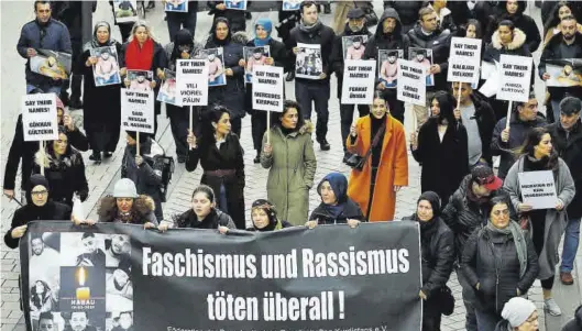  ?? RALPH ORLOWSKI / REUTERS ?? Manifestac­ión contra el racismo y el radicalism­o de la extrema derecha, en Hanau, cerca de Fráncfort, en febrero del año pasado.