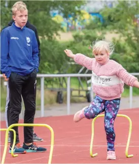  ??  ?? Sjuåriga Wilma Strand fick bra med hjälp från IFK Halmstads ledare David Lövdahl.