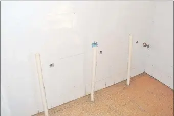  ??  ?? En el baño diferencia­do construido en la escuela “Lupo Encina Benítez Cruz” no se instalaron las puertas y los accesorios, como lavatorio e inodoros.