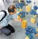  ??  ?? Dieser Besucher musste schon zweimal hinschauen, bis er in den blauen Blumen die oberen Teile von Plastikfla­schen ausmachte.