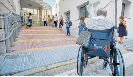  ?? JULIO GONZÁLEZ ?? Colas de usuarios en un centro de Atención Primaria de Cádiz.