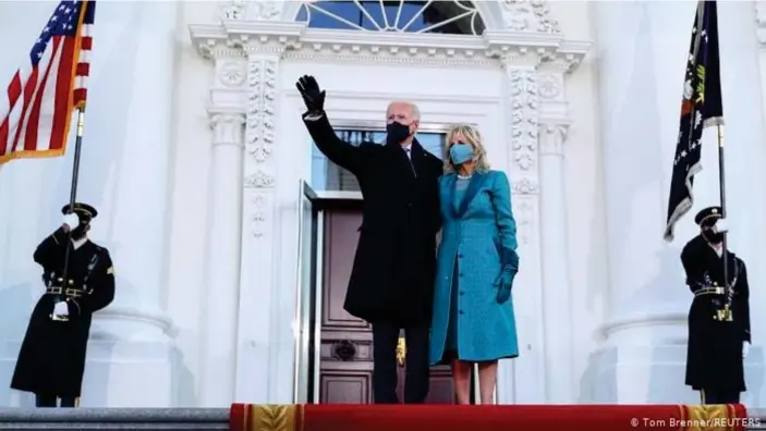  ??  ?? Joe Biden und seine Frau Jill vor dem Weißen Haus in Washington
