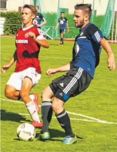  ?? FOTO: ROLAND HABEL ?? Samuel Benz (rechts) erzielt hier einen seiner vier Treffer beim 5:0-Sieg der A-Junioren des SC 04 Tuttlingen im Aufstiegss­piel beim FC Lindenberg.