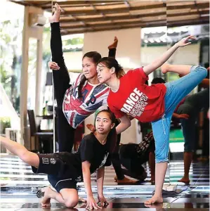  ?? GUSLAN GUMILANG/JAWA POS ?? HARMONI: Elaine Hanafi (kanan), Wynne Lamounta, dan Floretta Charlene (tengah) dari komunitas dance Heavy Buck Stylez berlatih di Spazio kemarin. Mereka akan berkompeti­si di Bandung.