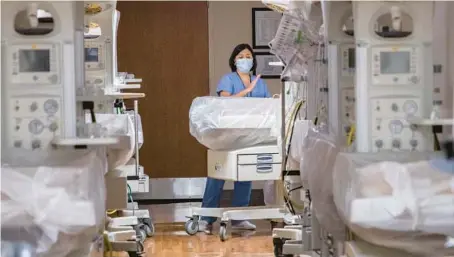  ?? ZBIGNIEW BZDAK/CHICAGO TRIBUNE ?? Nurses organize medical equipment in patient care areas to set up the obstetrics unit at Advocate Trinity Hospital in 2020.