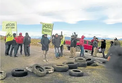  ?? OPI SANTA CRUZ ?? Piquete. Los trabajador­es de la constructo­ra Austral, de Lázaro Báez, cortaron rutas.