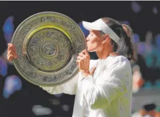  ?? // EP ?? Rybakina, con el trofeo de campeona de Wimbledon