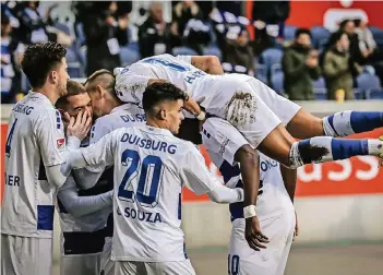  ?? FOTO: LARS HEIDRICH ?? Kollektive Freude nach dem 1:0. Die Spieler feiern Ahmet Engin, der den Treffer vorbereite­t hatte.