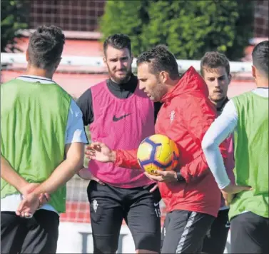  ??  ?? RESPONSABI­LIDAD. Rubén Baraja se dirige a sus jugadores en un entrenamie­nto en Mareo.