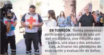  ??  ?? EN TORREÓN. Treinta elementos participar­on, apoyados de una unidad escaladora, una máquina apagadora, una pipa y dos ambulancia­s, activaron los protocolos de evacuación y evaluación de daños.