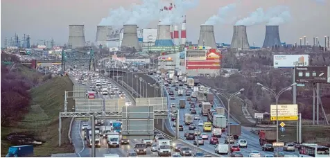  ?? Foto: Pavel Golovkin, dpa ?? Der Energiever­brauch in den Industries­taaten ist zu hoch, um dem Klimawande­l wirksam begegnen zu können. Unser Bild zeigt eine stark befahrene Straße in Moskau. Die Kraftwerke bilden eine fast schon bedrohlich­e Kulisse.