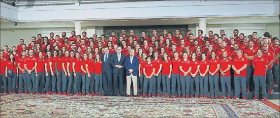  ?? FOTO: EFE ?? El presidente del Gobierno en funciones, Mariano Rajoy, el ministro Íñigo Méndez de Vigo y Alejandro Blanco, junto al primer contingent­e de deportista­s españoles que viajan a Río