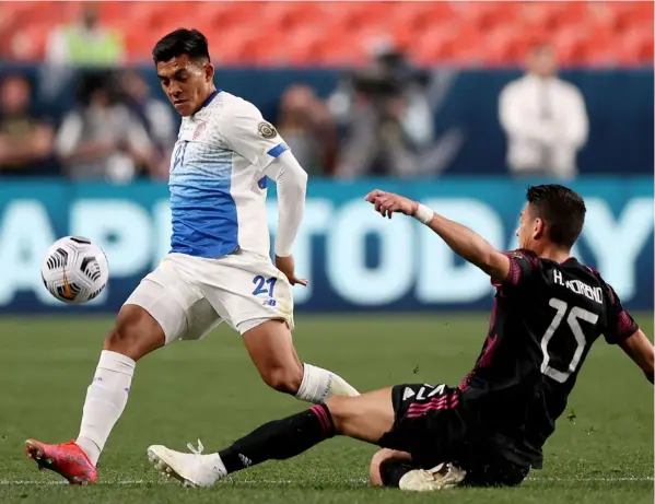  ?? AFP ?? Adrián Alonso Martínez debutó en la Selección Mayor y dejó muy buena imagen. El juvenil es una de las cartas nuevas para la Tricolor.