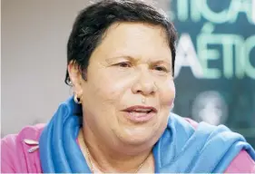  ??  ?? Rosario Vega opinó que ha concedido pocas autorizaci­ones al compararla­s con el total de empleados gubernamen­tales.