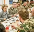  ?? FOTO: DPA ?? Ursula von der Leyen gestern mit Soldaten in Masar-i-Scharif.