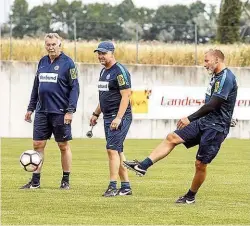  ??  ?? Thorsten Fink ( re.) mit seinen Co- Trainern Sebastian Hahn und Egbert Zimmermann ( li.) – Freitag geht’s los.