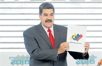  ?? AP ?? El hombre. El presidente Maduro, al recibir el certificad­o tras su cuestionad­a reelección en mayo.