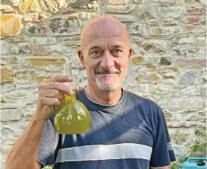  ?? ?? L’OLIVOCOLTO­RE CHE NON TI ASPETTI
Claudio Bisio, 66, mostra il prodotto dei suoi ulivi:
«Il mio olio come si poteva chiamare se non "Bisunto"?».