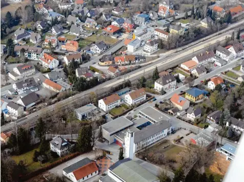  ?? Archivfoto: Marcus Merk ?? Wie kommen die Schulkinde­r (Schulgebäu­de neben dem Kirchturm) über die Von Rehlingen Straße und durch die Bahnunterf­ührungen? Das war das Thema einer Petition eines Vaters an den Bayerische­n Landtag.