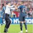  ?? FOTO: DPA ?? Kylian Mbappé macht die Bekanntsch­aft mit einem Mitglied der Band Pussy Riot.