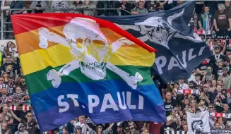  ?? ?? El FC St. Pauli es club pionero en la defensa de los derechos para todos, cuando el tema era tabú en el fútbol
Imagen: Axel Heimken/dpa/picture alliance