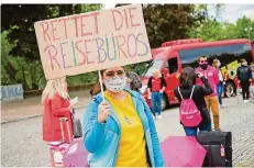  ?? FOTO: OLIVER DIETZE ?? Mitarbeite­r und Inhaber von saarländis­chen Reisebüros demonstrie­ren am Mittwoch auf dem Tbilisser Platz.