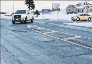  ?? JOE GIBBONS/THE TELEGRAM ?? Motorists at the Blackmarsh Road and Captain Whelan Drive intersecti­on on Monday afternoon.