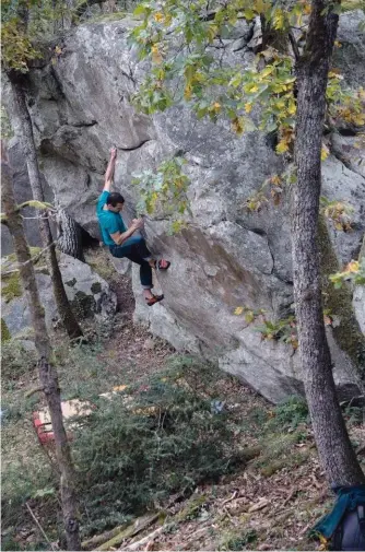  ?? ?? Cyril dans le grand mur du secteur Pessy à Maisse Tramerolle­s, du gros 6b à l’ancienne.