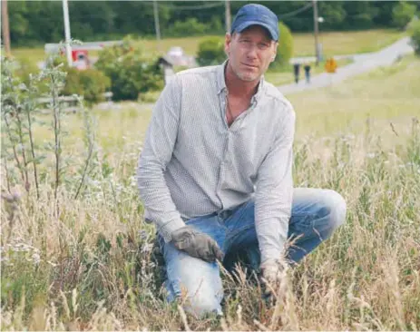  ?? FOTO: PAULINE CEDERBLAD ?? BÖGS GÅRD. Anders Ström på Bögs gård är orolig över att skörden ser ut att bli bara hälften så stor i år.