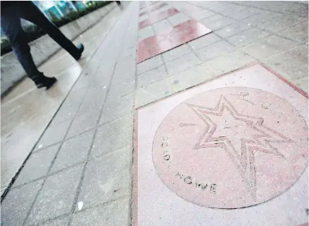  ?? THE CANADIAN PRESS ?? A pedestrian walks past Gordie Howe’s star on Canada’s Walk of Fame in Toronto. Walk CEO Jeffrey Latimer says the attraction is in talks to make the stars a part of a revitaliza­tion plan for the John Street strip.