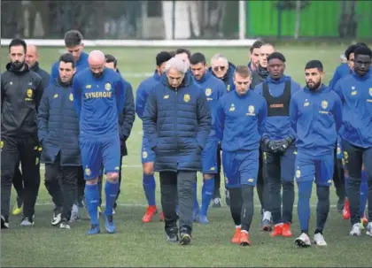  ??  ?? La plantilla del Nantes recuerda a Emiliano Sala antes del entrenamie­nto de ayer.