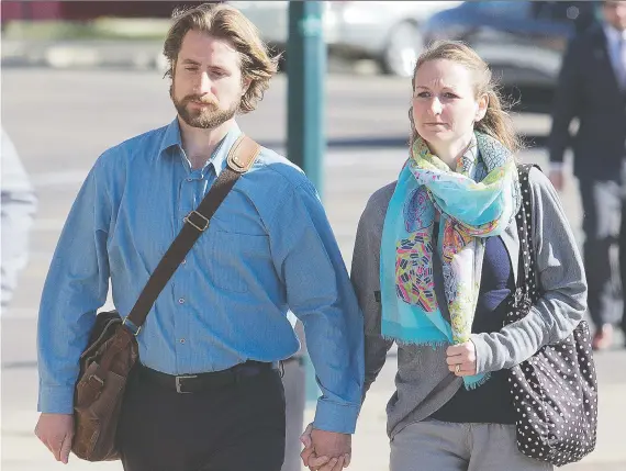  ?? TED RHODES/FILES ?? David and Collet Stephan enter court in Lethbridge, where they were found guilty in 2016 of failing to provide the necessarie­s of life for their 19-month-old son Ezekiel.