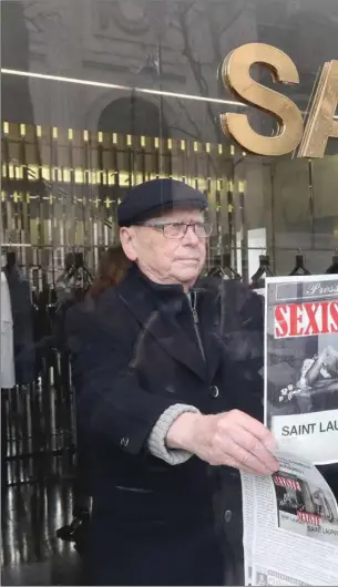  ??  ?? DEMONSTRAT­ION. Yves Saint Laurents butik i Paris blev föremål för skarpa protester på grund av de reklambild­er på en otroligt mager och lättklädd kvinna som man skyltade med.