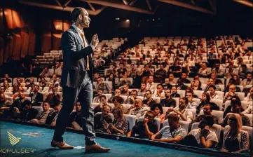  ?? (Capture d’écran Conf ) ?? Il a déjà levé des foules. Véritable mentor, le Varois Franck Rocca fait des shows à l’américaine et a remporté un award pour une croissance de  à  million de dollars en  an.